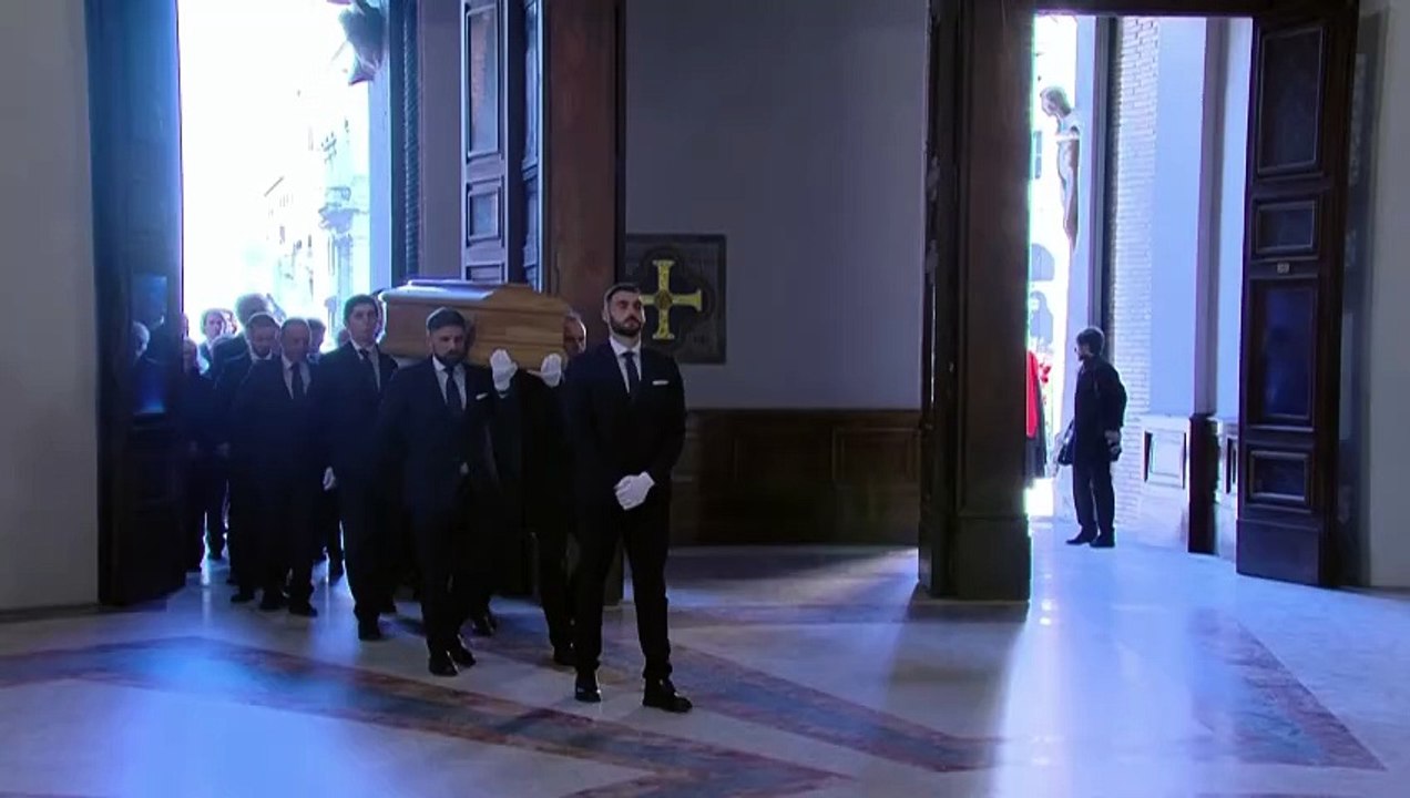 Anne Hathaway und Donatella Versace trauern bei Valentinos Beerdigung in Rom