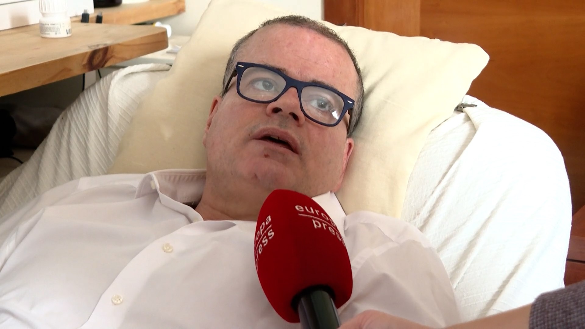 El tr�gico accidente ferroviario ocurrido en Adamuz (C�rdoba) ha dejado testimonios que rozan lo milagroso, destacando especialmente el de Paco de la Corte. Este onubense, que regresaba a su hogar tras presentarse a las oposiciones de funcionario de prisiones en Madrid, asegura haber "vuelto a nacer" tras sobrevivir al descarrilamiento del tren Alvia que cubr�a la ruta hacia Huelva.