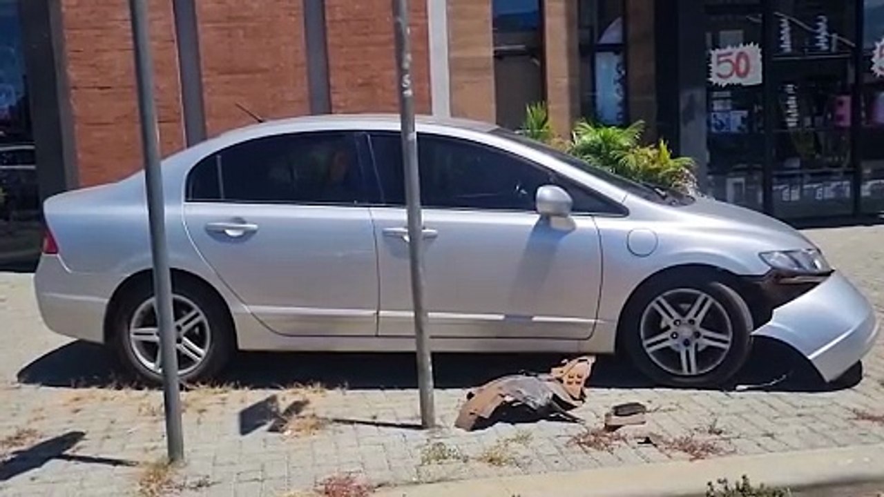 Condutor desvia de acidente e bate com força em calçada no Bairro Santa Cruz, em Cascavel