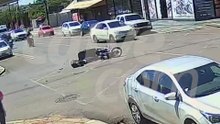 Câmeras registram acidente com motociclista ferido no bairro Alto Alegre