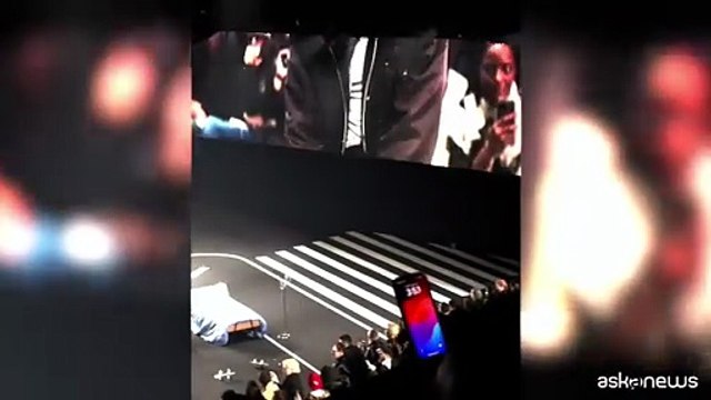 Mahmood in passerella a Parigi esegue un suo brano inedito
