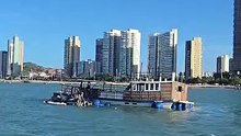 Após 4 dias, embarcação catamarã é reflutuada na Praia do Mucuripe, em Fortaleza