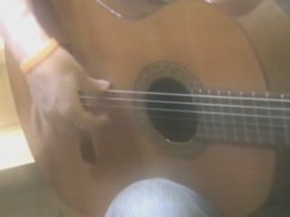 Avec une guitare classique Alhambra 3C