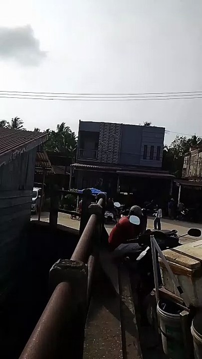 Suasana pagi di pasar tradisional KM 5, para pengunjung mulai berdatangan dari jembatan utama pasar. 🌅🛒