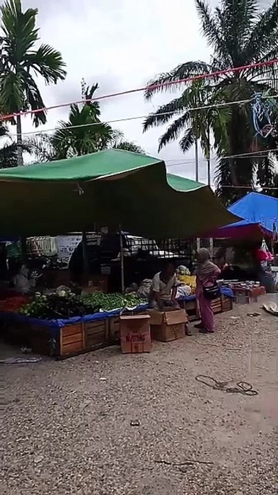 Hari mulai beranjak siang, pengunjung pasar tak seramai sebelumnya