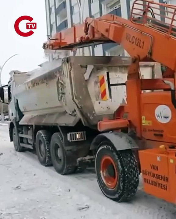 Van'da kar esareti sürüyor 220 yerleşim yerine ulaşım sağlanamıyor