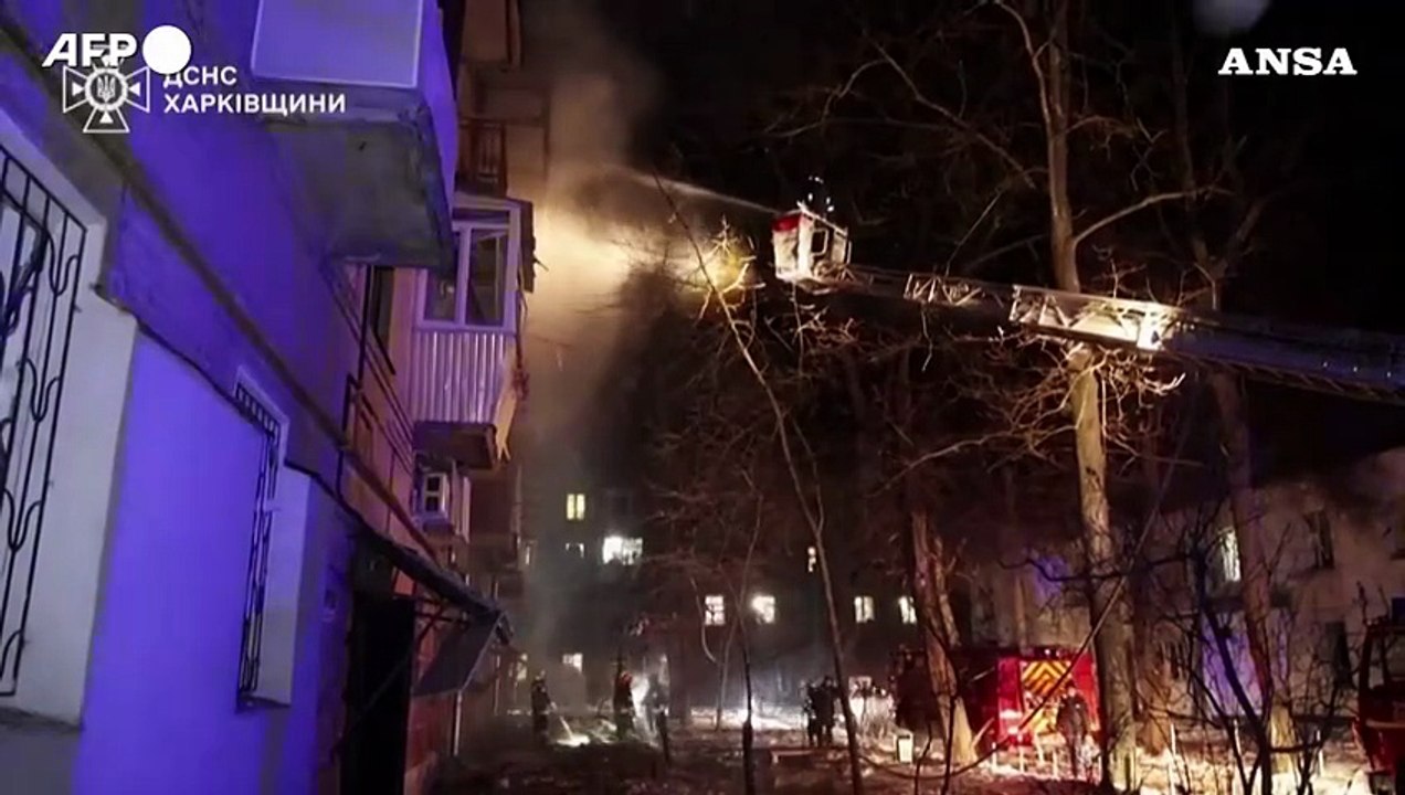 Incendi e distruzione a Kiev dopo un attacco russo con missili e droni