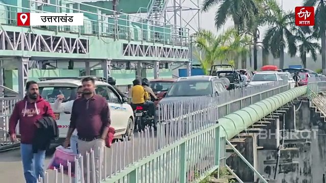 रामनगर कोसी बैराज जाम में फंसी एंबुलेंस, आफत में मरीज की जान, राहगीर भी परेशान