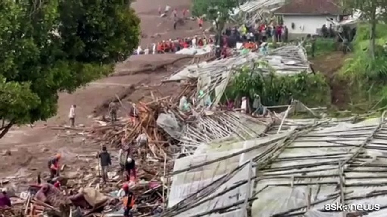 Indonesia, frana a Giava: almeno 8 morti e 80 dispersi