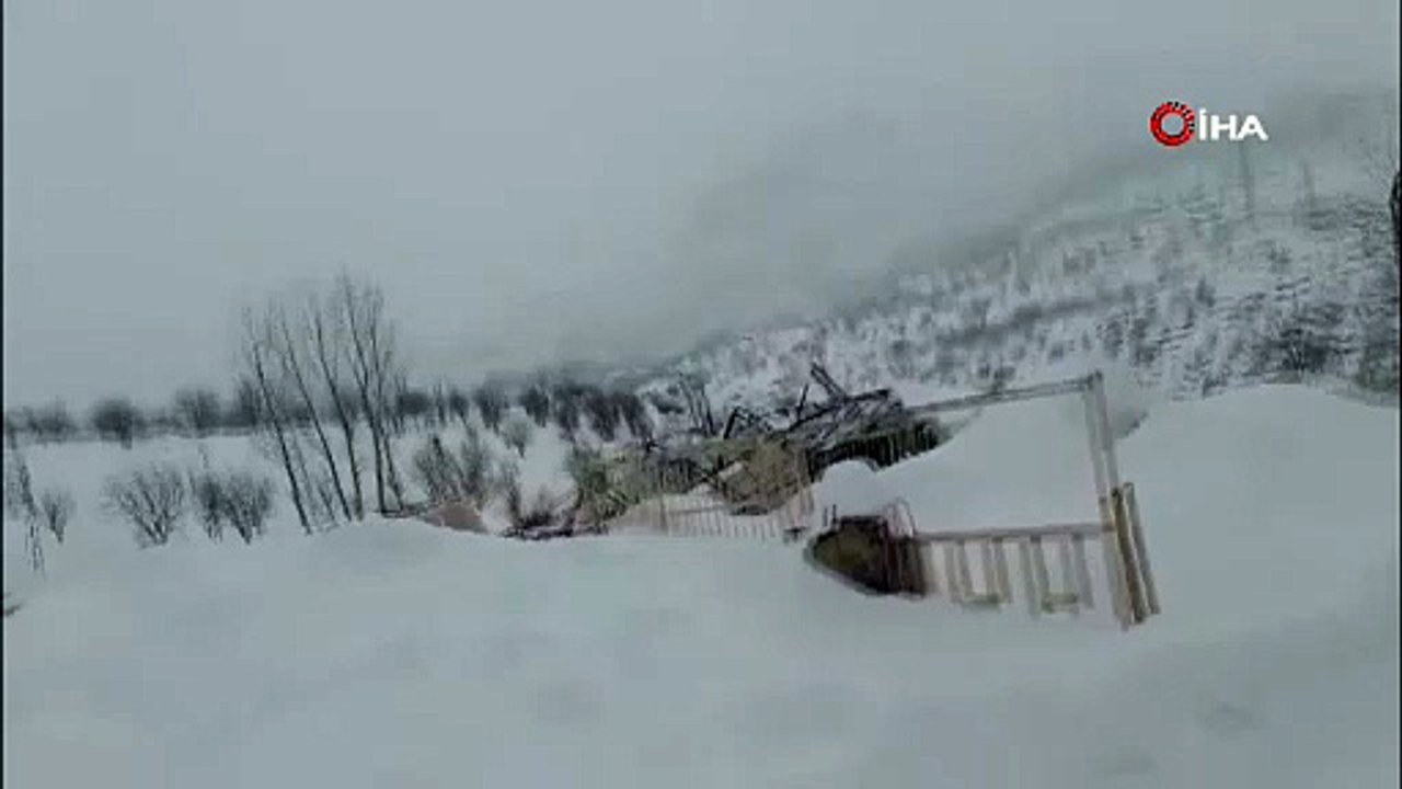 Yoğun kar yağışına dayanamayan halı sahanın demirleri çöktü