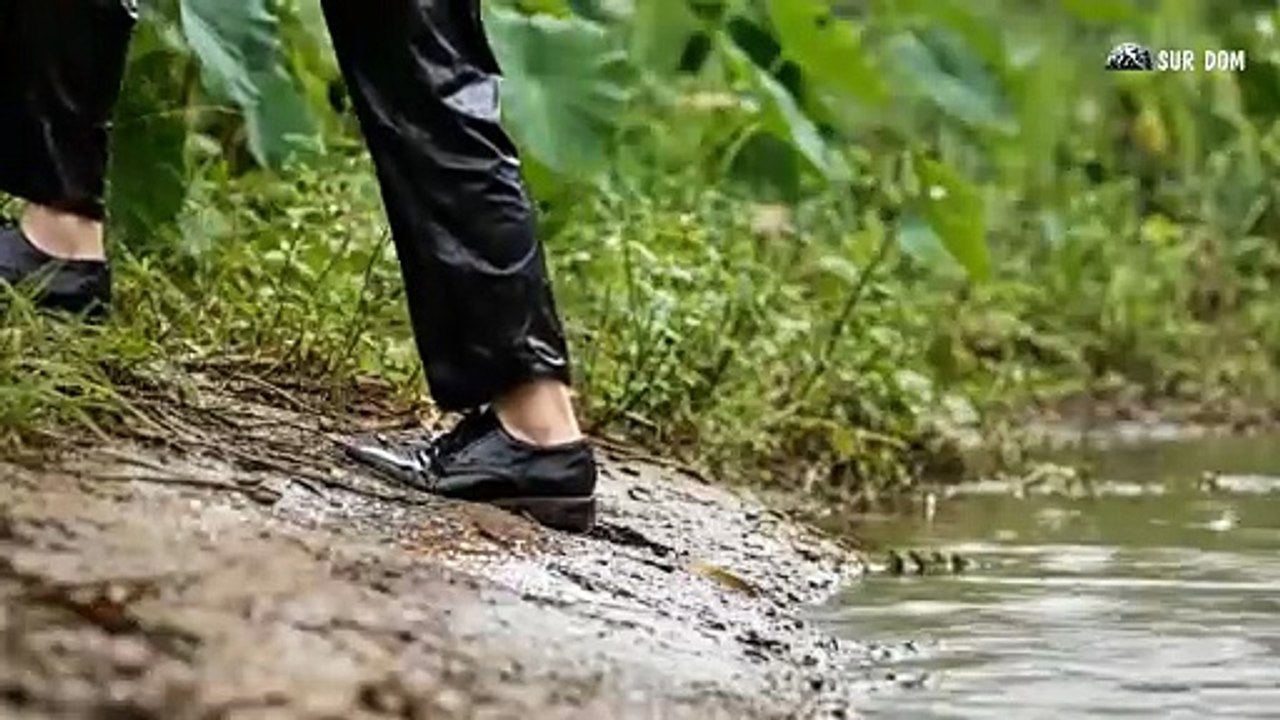 Part 66 - A Girl Alone Surviving In The Forest - Building a Mud House in the Forest by the Stream - YouTube