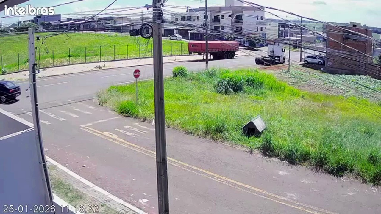 Motorista sai andando após capotamento e colisão violenta contra carreta em Cascavel