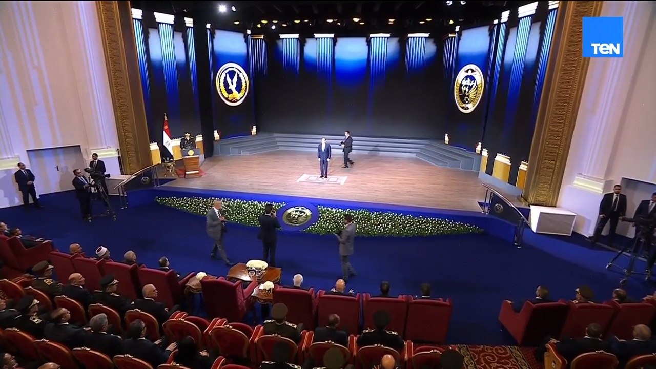 الرئيس السيسي يكرم عددا من أسماء وأسر الشهداء وعددا من الضباط خلال الاحتفال بعيد الشرطة