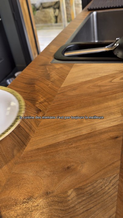 Soupe + steak haché de ma mère Ingrédients : 1kg de carottes 1 poireau entier avec le vert 1 1/2 poignée de pois cassés 1 gousse d’ail 1 feuille de laurier Une bonne pincée de gros sel Beaucoup d’eau Steak haché AilThymBeurre Huile