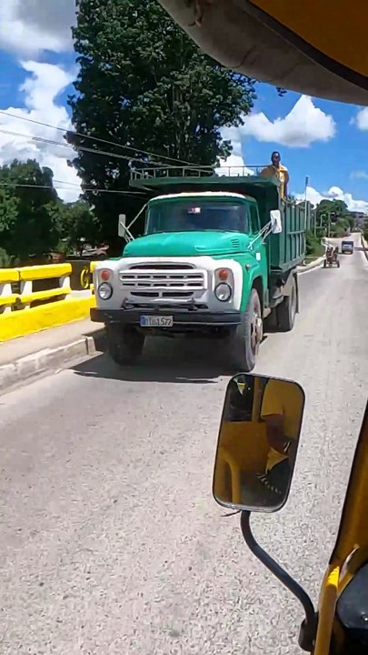 Ambiance à Guantánamo : Avenue Camilo Cienfuegos & Changüí 🎶 | Cuba