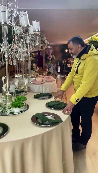 Caprice Çiçekçilik Show Room Demo Masalar Objeler Süslemeler Telefon Aşağıda