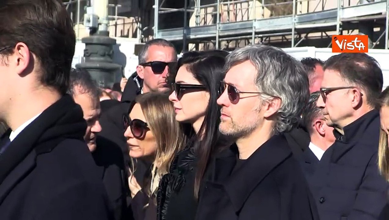 Anne Hathaway e il marito Adam Shulman ai funerali di Valentino a Roma