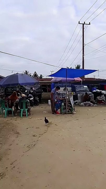 Pasar Pekan Tua sudah mulai ramai dengan aktivitas jual beli. 🛒🙂