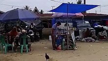 Pasar Pekan Tua sudah mulai ramai dengan aktivitas jual beli. 🛒🙂