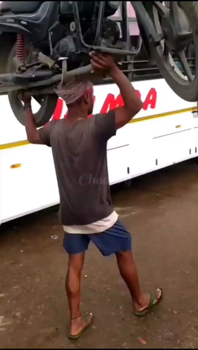 bike lifting and artistic performance