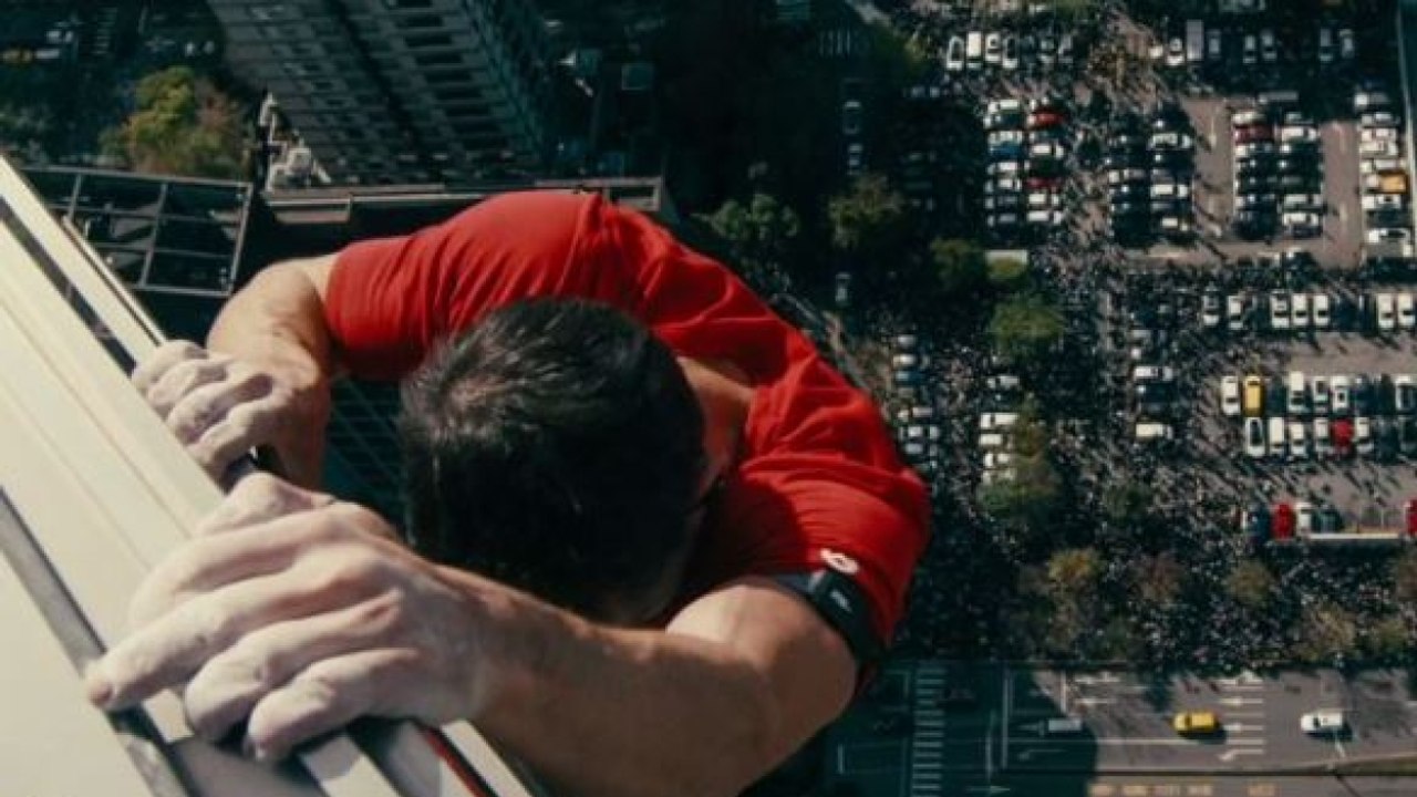 La folle impresa di Alex Honnold, il free climber statunitense che ha scalato senza corde e a mani nude l'edificio più alto di Taiwan, il Taipei 101