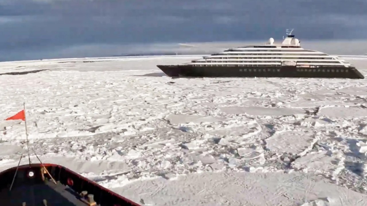Intrappolata nei ghiacci dell’Antartide: il salvataggio spettacolare della nave da crociera di lusso