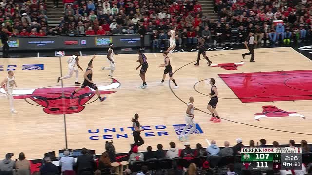 Celtics - Jaylen Brown fait taire le public des Bulls avec un incroyable panier acrobatique