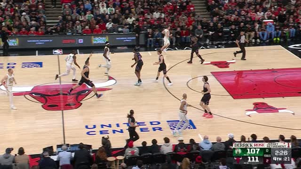 Celtics - Jaylen Brown fait taire le public des Bulls avec un incroyable panier acrobatique