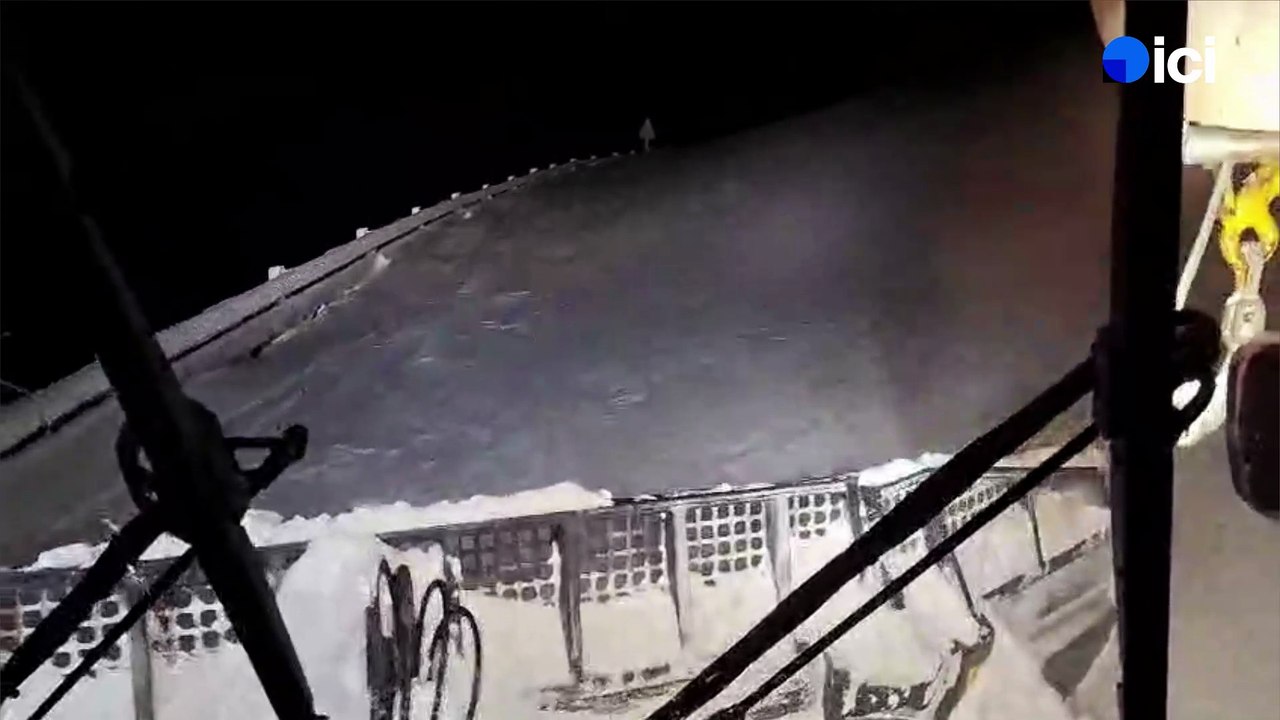 On écoute la radio Ici dans la cabine de la dameuse des pistes du mont Ventoux