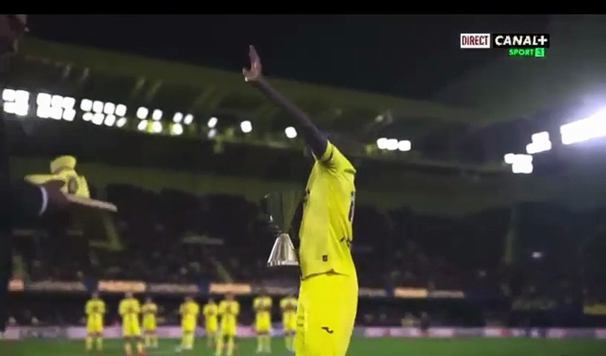 Le champion d'Afrique Pape gueye honoré avant le coupe d'envoi du match Villarreal - Real de Madrid