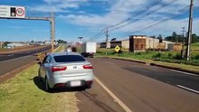 Motorista bate contra caminhão e capota na marginal da BR-277 em Cascavel