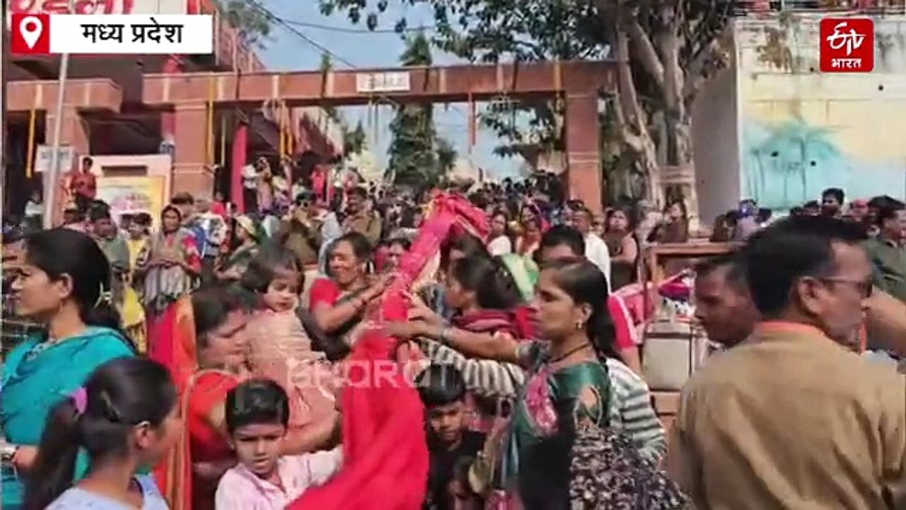 मां नर्मदा के दर्शन करने घाटों पर उमड़ा श्रद्धालुओं का सैलाब, अर्पित की सैकड़ों मीटर लंबी चुनरी
