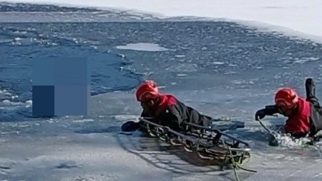 충북 옥천 얼어붙은 강 건너다 물에 빠진 60대 숨져 / YTN