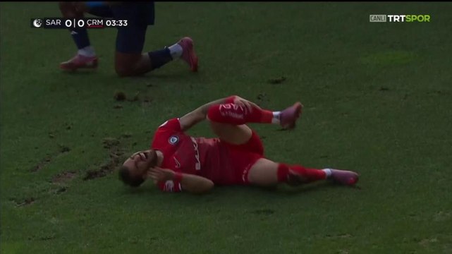 Subisce un fallaccio e cade a terra, ma... l'arbitro gli fischia contro!