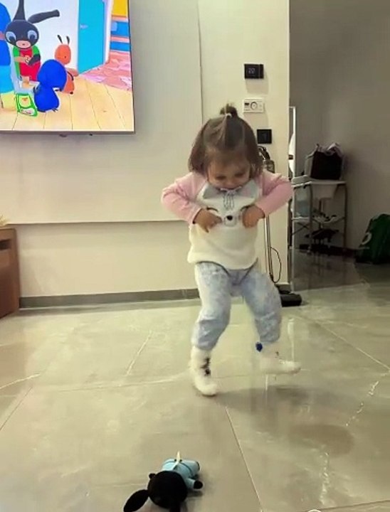 Wow.... Baby gírl dance..😍