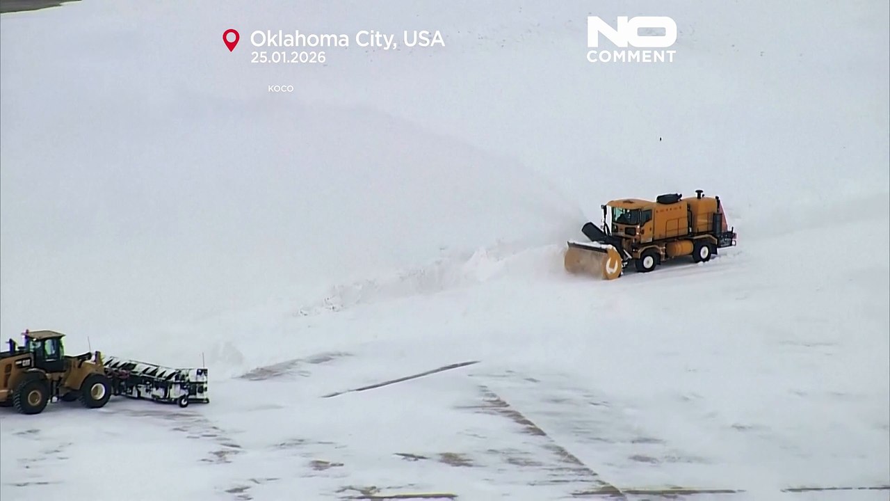 Drohnenaufnahmen zeigen verschneite US-Städte, Schneepflüge im Einsatz