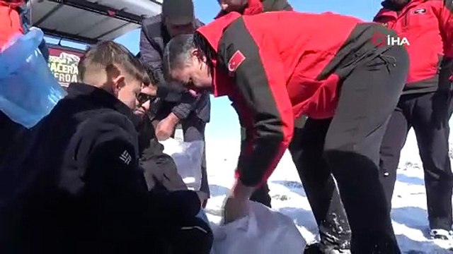 Karla kaplı dağdan donmuş gölete botla kaydılar
