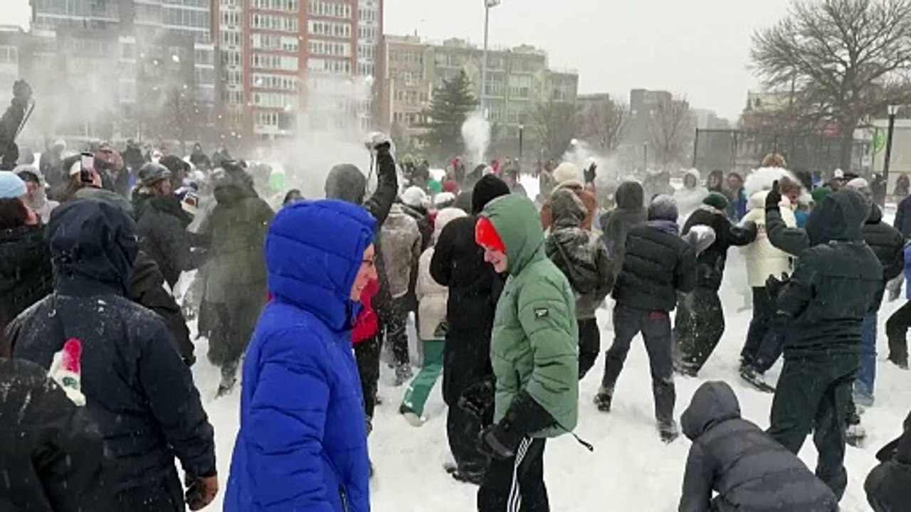 New Yorkerinnen und New Yorker feiern Schneeballschlacht trotz heftigen Wintersturms