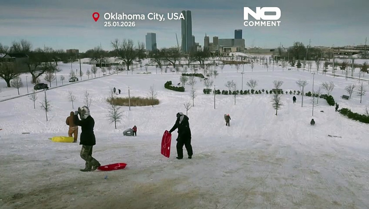 Зимний шторм в США превращает холмы в площадки для катания на санках