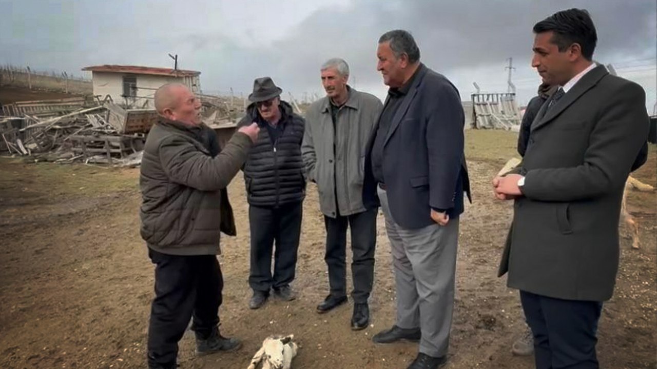 CHP'li Gürer'in dinlediği besici: "Yem fiyatları pahalı. Gücümüz yetmiyor. Köyde 20 aile hayvancılık yapıyordu, şimdi 5–6’ya düştü"