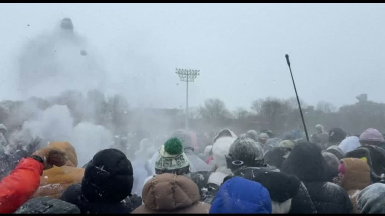 Inverno a New York, battaglia di palle di neve a Brooklyn