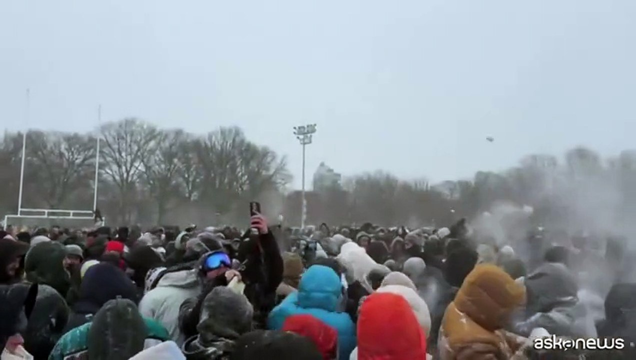 Inverno a New York, battaglia di palle di neve a Brooklyn
