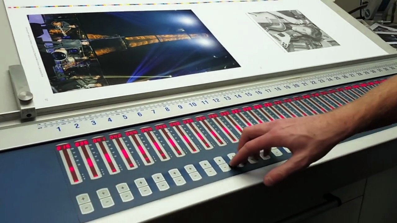 2017 – Johnny Hallyday – 1er novembre : L’Imprimerie Solidaire, coulisses du Grand Livre Johnny Hallyday en métal (livre hommage)