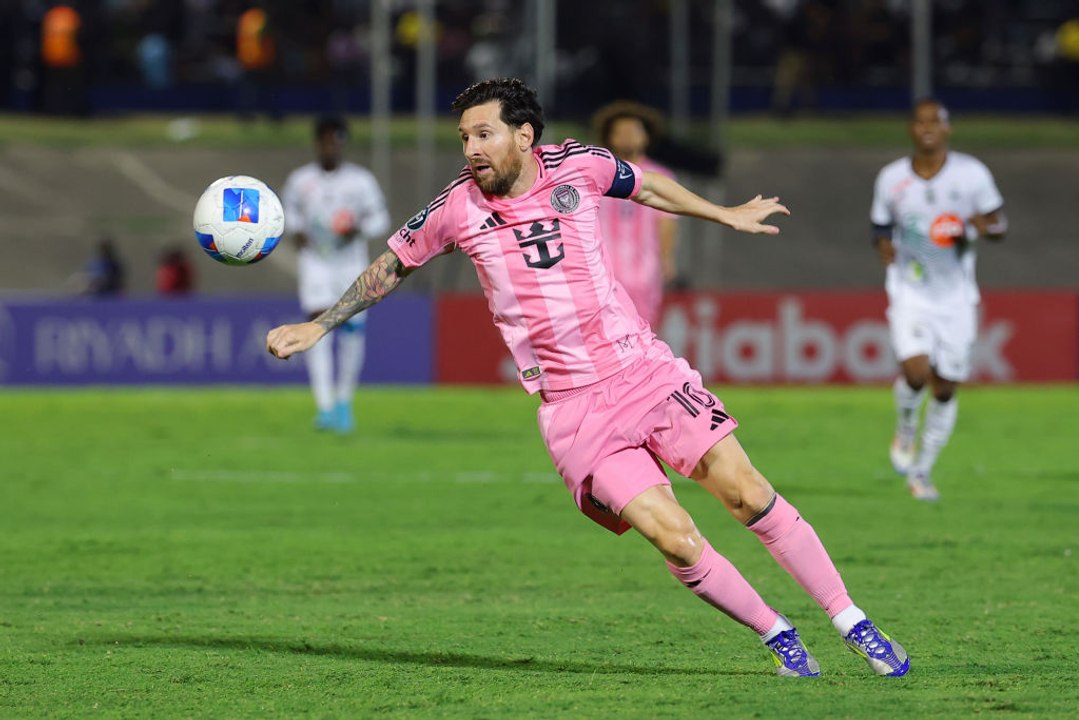 Inter Miami, un tifoso stringe la mano a Messi prima del calcio d'angolo