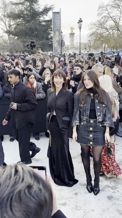 Vidéos - Sophie Marceau et sa fille Juliette Lemley - Arrivées au défilé Schiaparelli, au Petit Palais, en marge de la Fashion Week Haute Couture à Paris, France, le 26 janvier 2026.