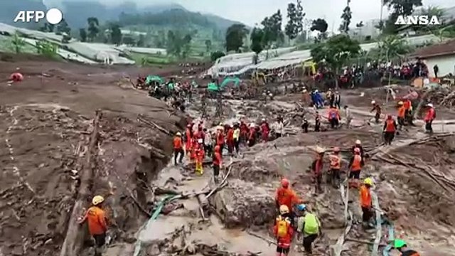 Una frana travolge un villaggio a Giava, continuano le operazioni di ricerca e soccorso