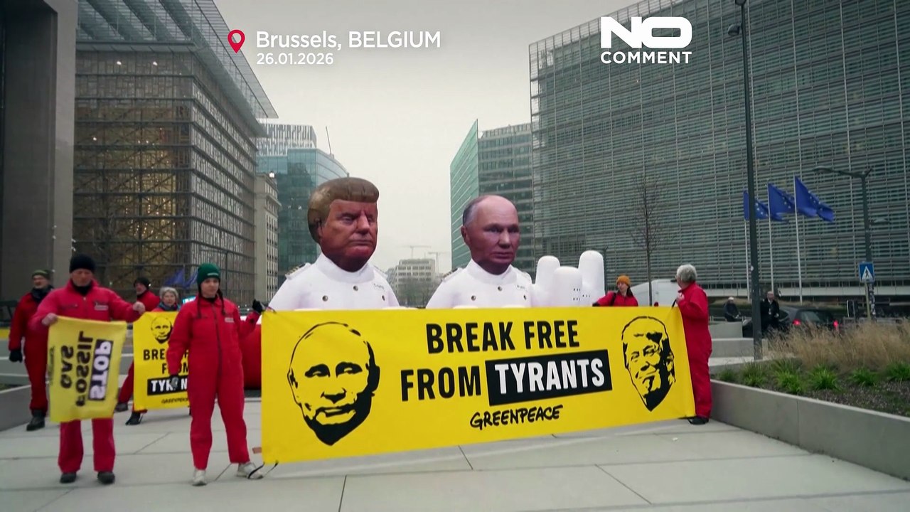 Greenpeace odsłania w Brukseli kukły Trumpa i Putina, wzywa UE do odejścia od paliw kopalnych