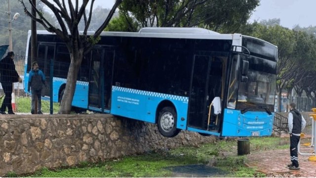 Freni boşalan otobüs, duvarda asılı kaldı