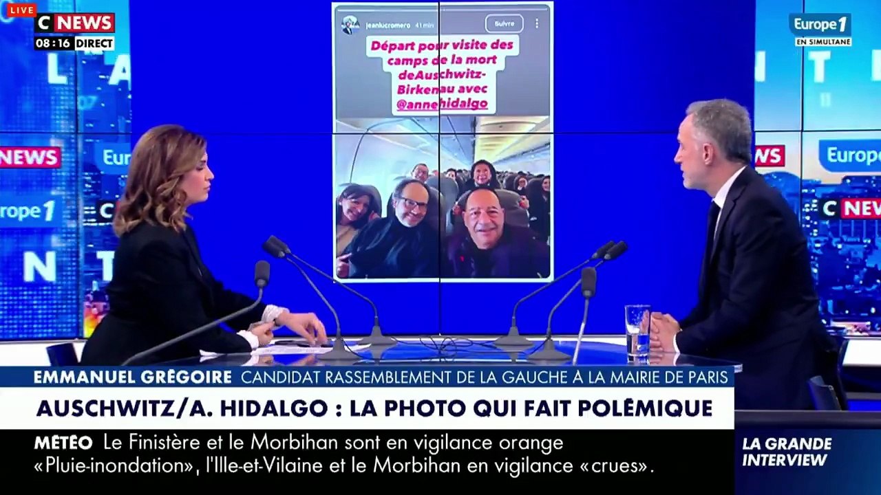 En route vers le camp de Auschwitz où 1,3 million de juifs ont été assassinés, la maire de Paris Anne Hidalgo et ses adjoints posent hilares dans un avion et font scandale - La photo retirée en catastrophe