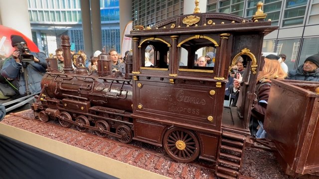 Milano, il treno di cioccolato di 55 metri entra nel Guinness World Records: è il più lungo del mondo